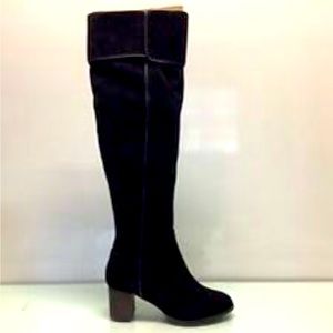 Women winter mid boots in black.